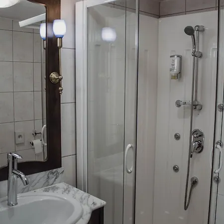 Crni Baron Black Baron 3* Μαριμπόρ