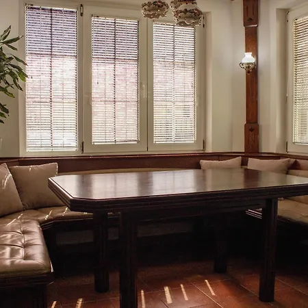 Crni Baron Black Baron Konukevi Maribor