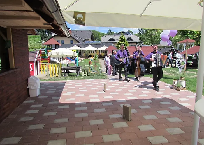 Konukevi Crni Baron Black Baron Maribor